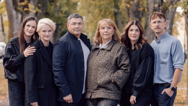 Pro Optika sai alguse 1991. aastal, mil ettevõtte asutas praeguseks väljateenitud pensionil olev Varju Lauri. Tänaseks päevaks on ettevõte kolmanda põlvkonna kätes, kelle motivatsioon ja uudsus sai tunnustatud Eesti Ettevõtlusgalal parima pereettevõtte tiitliga. Pildil vasakult: arveldus- ja andmekaitsejuht Kristiine Saarepuu, ostujuht Annemai Tupp, ettevõtte asutaja Varju Lauri poeg ja juhatuse liige Bruno Lauri, ettevõtte asutaja Varju Lauri, tegevjuht ja optometrist Katriine Mark, arendusjuht Madis Mark. Foto: FOTOGRAAF ANDELI (ERAKOGU)